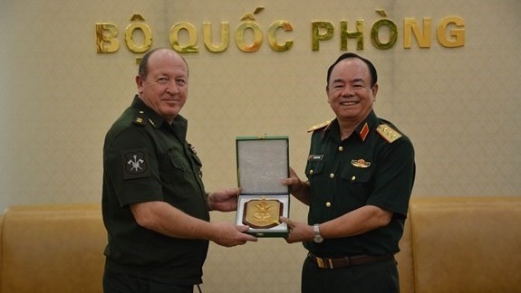 Sen. Lt. Gen. Pham Ngoc Minh (right) presents an insignia to Lt. Gen. Yuri Stavitsky (Source: qdnd.vn)