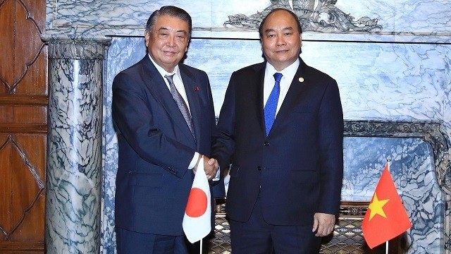 Vietnamese PM Nguyen Xuan Phuc (R) meets with Speaker of the House of Representatives of Japan Tadamori Oshima in Tokyo on October 10. (Photo: VGP)
