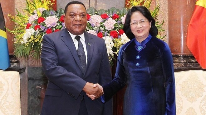 Acting President Dang Thi Ngoc Thinh (R) and Tanzanian Minister of Foreign Affairs and East African Cooperation Augustine Mahiga (Photo: VNA)