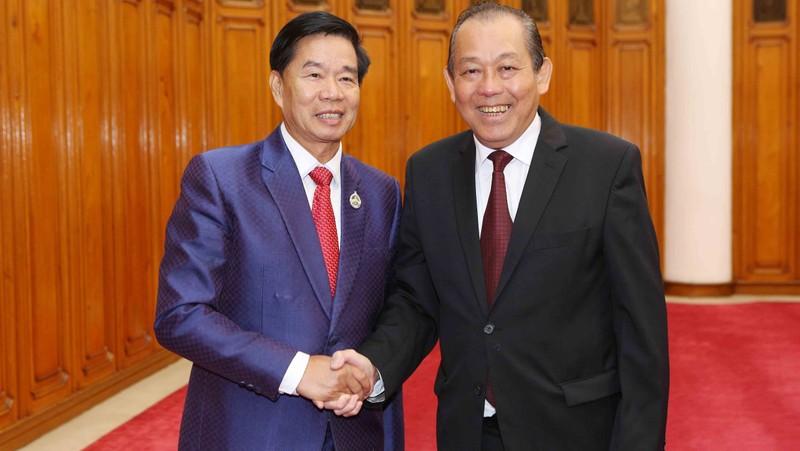 Deputy PM Truong Hoa Binh (R) and Governor of Vientiane, Sinlavong Khoutphaythoune in Hanoi (Photo: VGP)