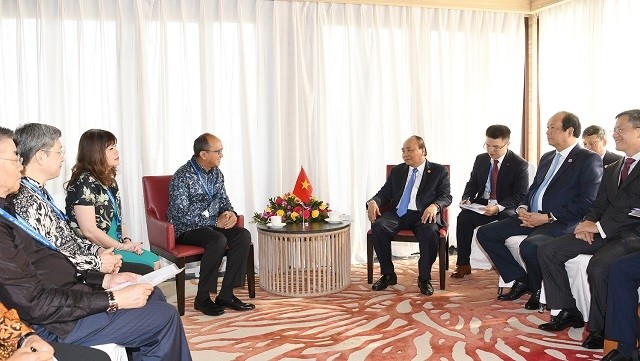 PM Nguyen Xuan Phuc (R) meets with Chairman of the Indonesian Chamber of Commerce and Industry Rosan Perkasa Roeslani on October 12. (Photo: chinhphu.vn)