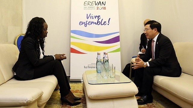 Deputy Prime Minister and Foreign Minister Pham Binh Minh (R) meets with Foreign Minister of Mali Camara Kamissa on the sidelines of the ongoing 17th Francophonie Summit in Yerevan, Armenia, on October 11. (Photo: VTV)