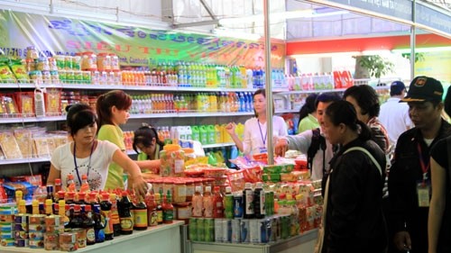 At a Vietnam-Cambodia Trade and Investment Fair. (File photo: Vietnam Investment Review)