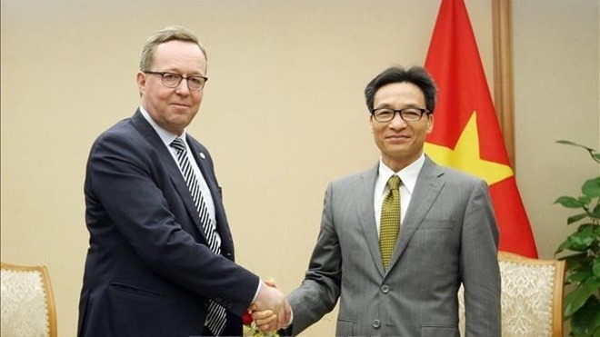 Deputy Prime Minister Vu Duc Dam (R) and Finnish Minister of Economic Affairs Mika Tapani Lintila (Source: VNA)