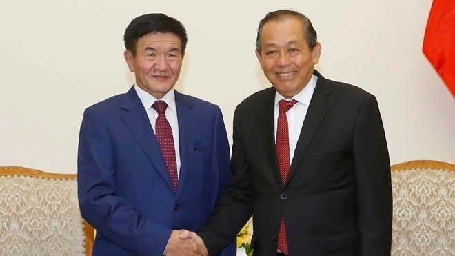 Deputy Prime Minister Truong Hoa Binh (R) meets with Mongolian Minister of Justice and Home Affairs Tsend Nyamdorj in Hanoi on October 15 (Photo: VNA)