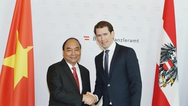 Vietnamese Prime Minister Nguyen Xuan Phuc (L) and Austrian Chancellor Sebastian Kurz (Source: VNA)