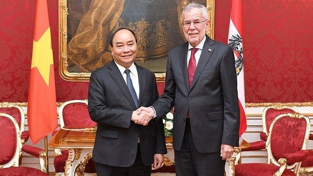 Vietnamese PM Nguyen Xuan Phuc (L) meets Austrian President Alexander Van der Bellen. (Photo: chinhphu.vn)