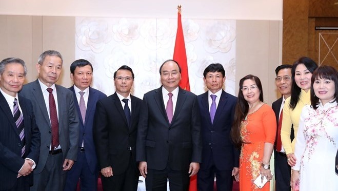 PM Nguyen Xuan Phuc (fifth, left) and the Vietnamese expatriates at the meeting in Vienna on October 15 (Photo: VNA)