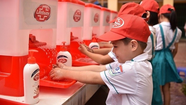 Pupils from Hanoi’s Ngo Gia Tu Primary School washing hands with soap in response to the Global Hand Washing Day on October 15. (Photo: tuoitrethudo.com.vn)