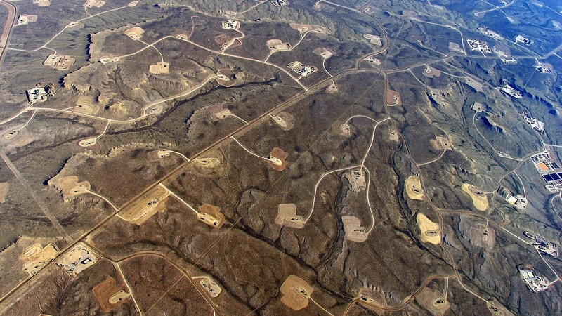 Fracking wells on the Jonah oil and gas field, Wyoming, US (Photo: Ecoflight)