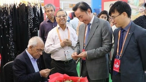 Vietnamese Ambassador to India Pham Sanh Chau (second from right) visits sixth India International Silk Fair (Photo: VNA)
