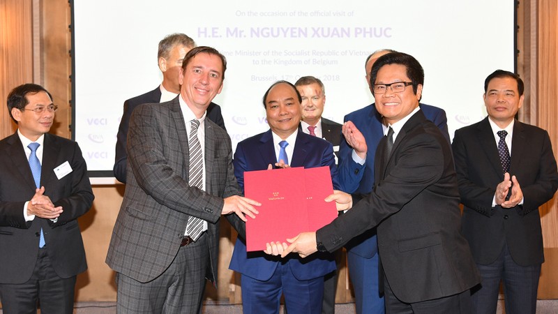 PM Nguyen Xuan Phuc witnesses the signing of several cooperation documents between Vietnamese and European enterprises (Photo: VGP)