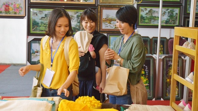 Hanoi Gift Show 2018 introduces handicrafts to both local and foreign visitors. (Photo: kinhtedothi.vn)