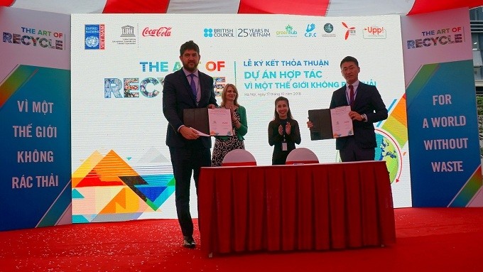 Michael Croft, chief representative of the UNESCO Office in Hanoi, and Hiroshi Kanazawa, General Manager Coca‐Cola Indochina, sign a partnership between the two sides in dealing with plastic and solid waste in Vietnam.
