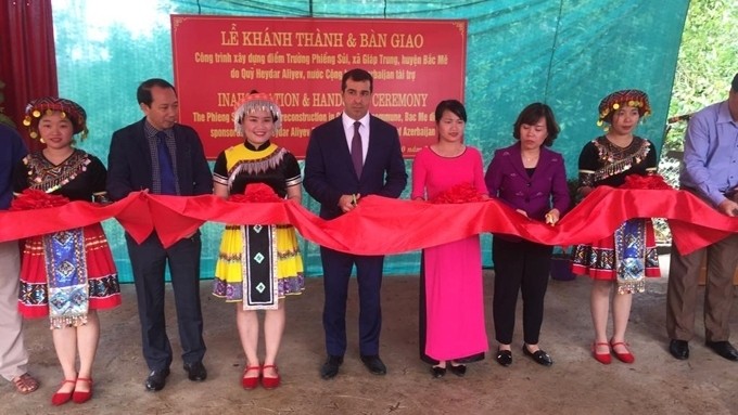 Azerbaijani Ambassador to Vietnam Anar Imanov and Vice Chairman of the People's Committee of Ha Giang province Tran Duc Quy cut the ribbon to inaugurate the school