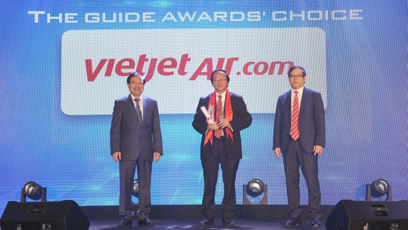 Vietjet’s Vice President Do Xuan Quang receives the awards