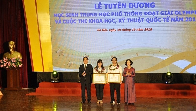 Nguyen Phuong Thao and Pham Duc Anh presented with Labour Order, third class at the ceremony (photo: Quy Tung/NDO)
