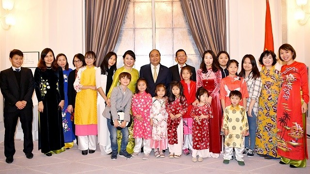 Prime Minister Nguyen Xuan Phuc and his spouse meet with Vietnamese expats in Denmark. (Photo: VGP)