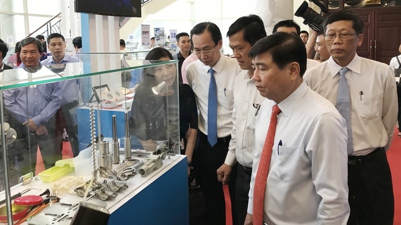 Chairman of Ho Chi Minh City People’s Committee Nguyen Thanh Phong visits key products of the city (photo: VGP)