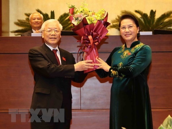 President Nguyen Phu Trong receives a flower bouquet from National Assembly Chairwoman Nguyen Thi Kim Ngan after the election (Photo: VNA)