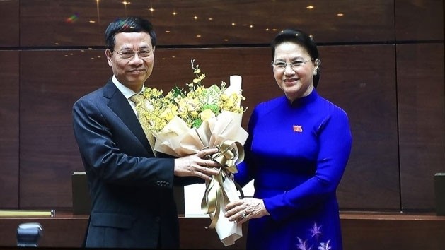 National Assembly Chairwoman Nguyen Thi Kim Ngan congratulates Nguyen Manh Hung on his appointment as Minister of Information and Communications.
