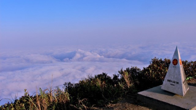 Standing 2,402m above sea level, Chieu Lau Thi mount is beautiful all year round. (Photo: zing.vn)