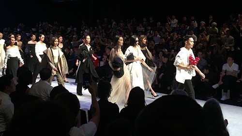 Designer Lam Gia Khang's collection is introduced at the event. (Photo: hanoimoi.com.vn)