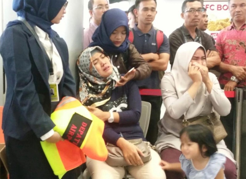 Relatives of passengers of Lion Air flight JT610 that crashed into the sea, cry at Depati Amir airport in Pangkal Pinang, Indonesia, October 29, 2018. (Photo: Antara/Elza Elvia via Reuters).