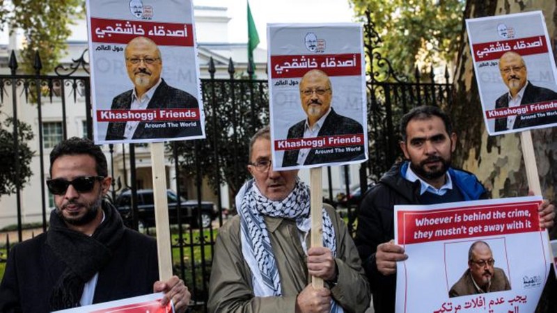 Protesters demanding justice for the murdered journalist Jamal Khashoggi outside the Saudi embassy in London on October 26. (Photo: Getty Image)