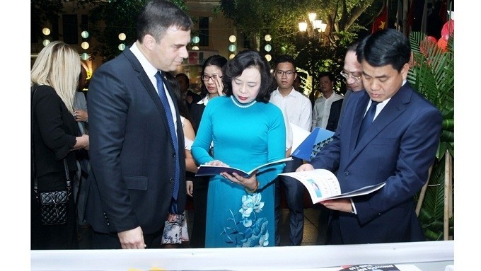 Chairman of the Hanoi People’s Committee, Nguyen Duc Chung (right), and delegates tour the pavilions at the exhibition.