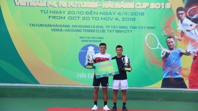 Ly Hoang Nam and his teammate Le Quoc Khanh won the men’s doubles title at the Vietnam F4 Futures tennis tournament on October 28. (Photo: Vietnam Tennis Federation)