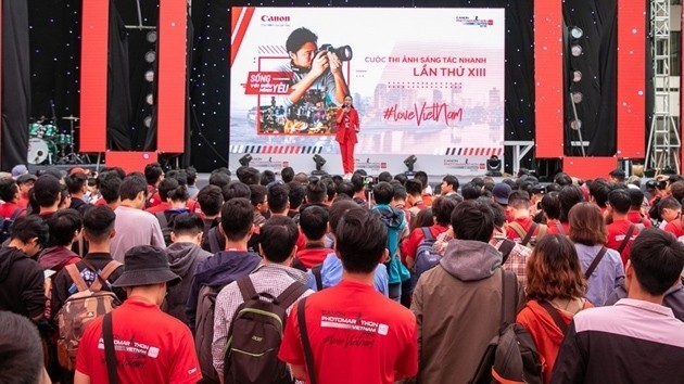 Nearly 4,000 young photo lovers participate in the 2018 Canon PhotoMarathon in Hanoi. (Photo provided by the organisers).