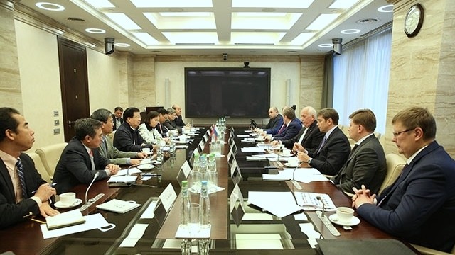 Deputy PM Trinh Dinh Dung holds a meeting with leaders of Russia’s Rostec Corporation on October 30 as part of his ongoing visit to Russia. (Photo: NDO/Nam Dong)