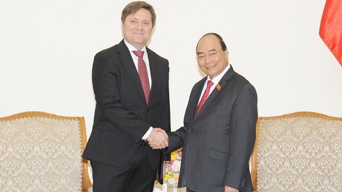 PM Nguyen Xuan Phuc (right) receives Polish Ambassador to Vietnam, Wojciech Gerwel. (Photo: NDO/Tran Hai)