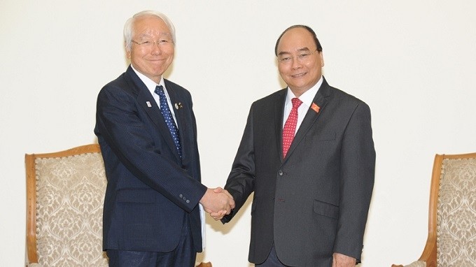 PM Nguyen Xuan Phuc (right) receives Governor of Japan's Hyogo prefecture, Toshizo Ido. (Photo: NDO/Tran Hai)