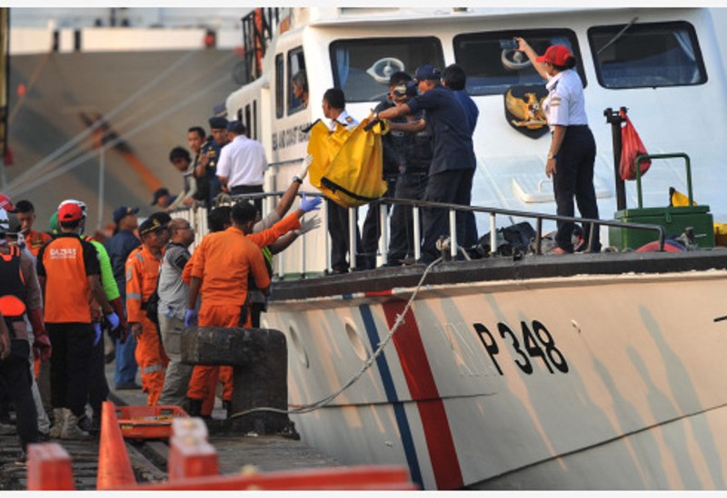 Search and Rescue officers move the body bags containing victims of the Lion Air JT610 at the joint base of Search and Rescue at the Tanjung Priok Port, Jakarta, Indonesia, October 29, 2018. (Photo: Xinhua)