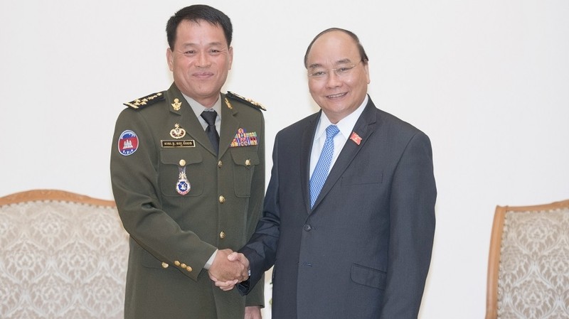 Prime Minister Nguyen Xuan Phuc and General Vong Pisen, General Commander of the Cambodian Royal Armed Forces (Photo: VGP)