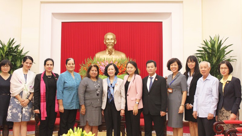 Politburo member Truong Thi Mai (sixth from left) joins a group photo with the delegation of the Cuban Women’s Federation, led by Politburo member Teresa Maria Amarelle Boue. (Photo: phunuvietnam.vn)
