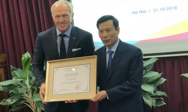 Minister of Culture, Sports and Tourism Nguyen Ngoc Thien (R) presents the appointment decision to world legendary golfer Greg Norman. (Photo: thethaovanhoa.vn)