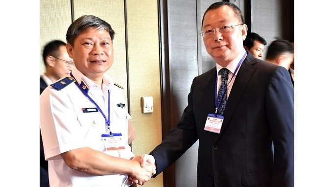 Commander of Vietnam Coast Guard Nguyen Van Son (L) and Deputy Director General of China’s Coast Guard Department Chen Yide.
