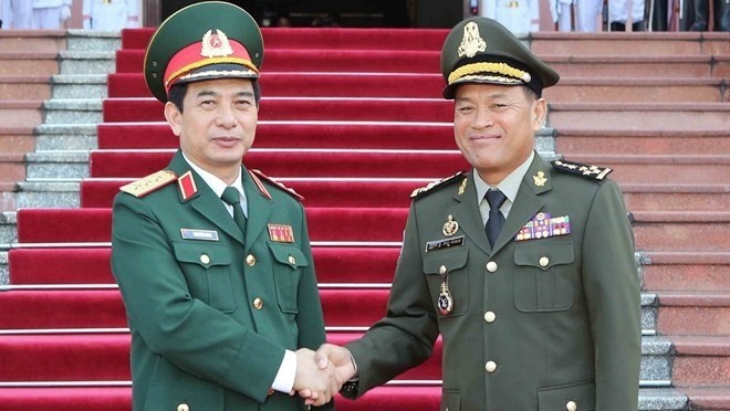 Senior Lieutenant General Phan Van Giang, Chief of the Vietnam People’s Army (L) receives General Vong Pisen, Commander-in-Chief of the Royal Cambodian Armed Forces. (Photo: VNA)