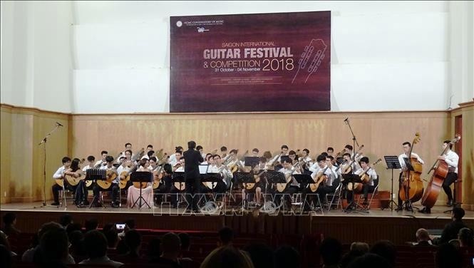 A performance by 40 young guitarists at the festival. (Photo: VNA)