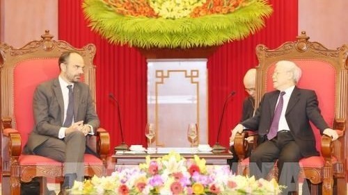 Party General Secretary and President Nguyen Phu Trong (R) receives French Prime Minister Edouard Philippe (Source: VNA)