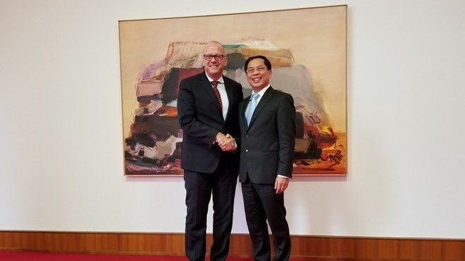 Deputy Foreign Minister Bui Thanh Son (R) and State Secretary of the Federal Foreign Office of Germany Andreas Michaelis (Source: VNA)