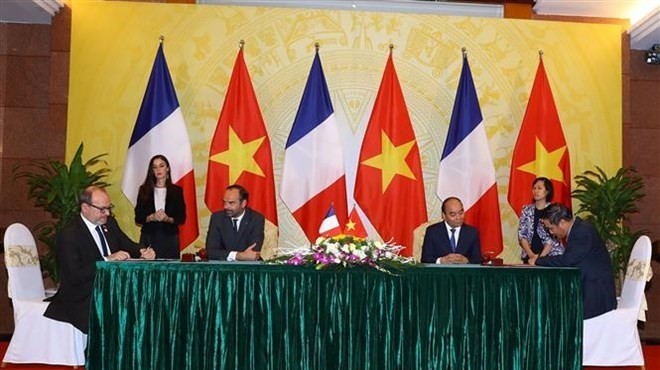 Prime Minister Nguyen Xuan Phuc (R) and his French counterpart Edouard Philippe witness the signing of cooperation agreements between the two countries (Photo: VNA)