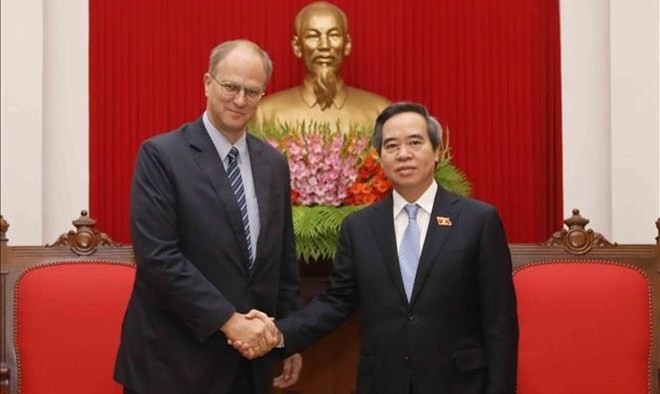 Head of the Communist Party of Vietnam Central Committee’s Economic Commission Nguyen Van Binh (R) shakes hands with German Ambassador to Vietnam Christian Berger (Photo: VNA)