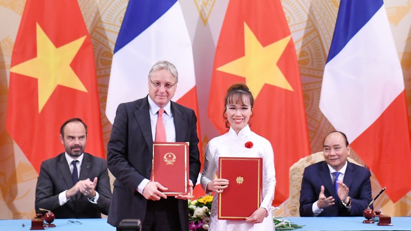 The US$6.5-billion purchase agreement was signed in Hanoi on November 2 by Nguyen Thi Phuong Thao, Vietjet’s President and CEO (second from right) and Christian Scherer, Airbus Chief Commercial Officer.