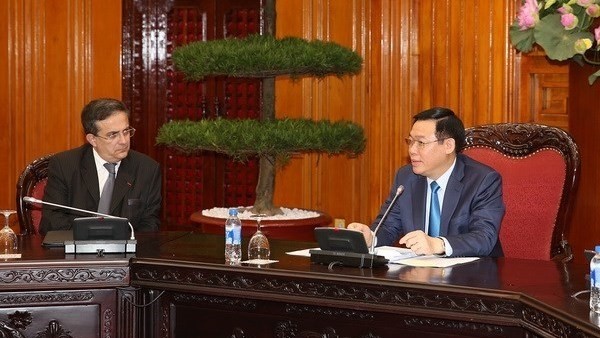 Deputy Prime Minister Vuong Dinh Hue (right) at the meeting with the French business delegation (Source: baochinhphu.vn)