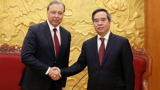 Politburo member and Head of the Party Central Committee’s Economic Commission, Nguyen Van Binh (R), receives L.I. Kalashnikov, member of the Communist Party of the Russian Federation’s Presidium, in Hanoi on November 6. (Photo: VNA)