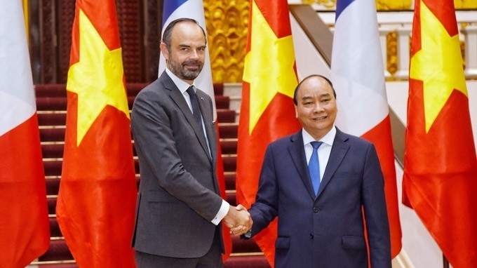 PM Nguyen Xuan Phuc (R) shakes hands with French PM Edouard Philippe (Source: internet)